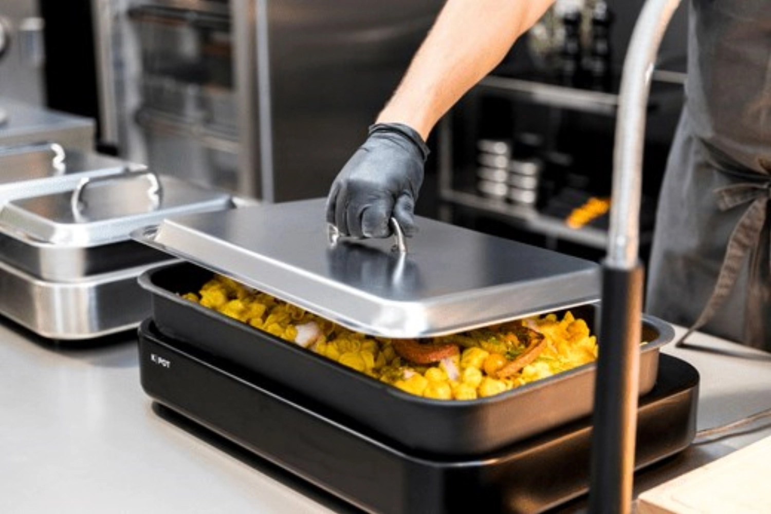 GN Kochdeckel aus Edelstahl mit festmontiertem Griff 2/3