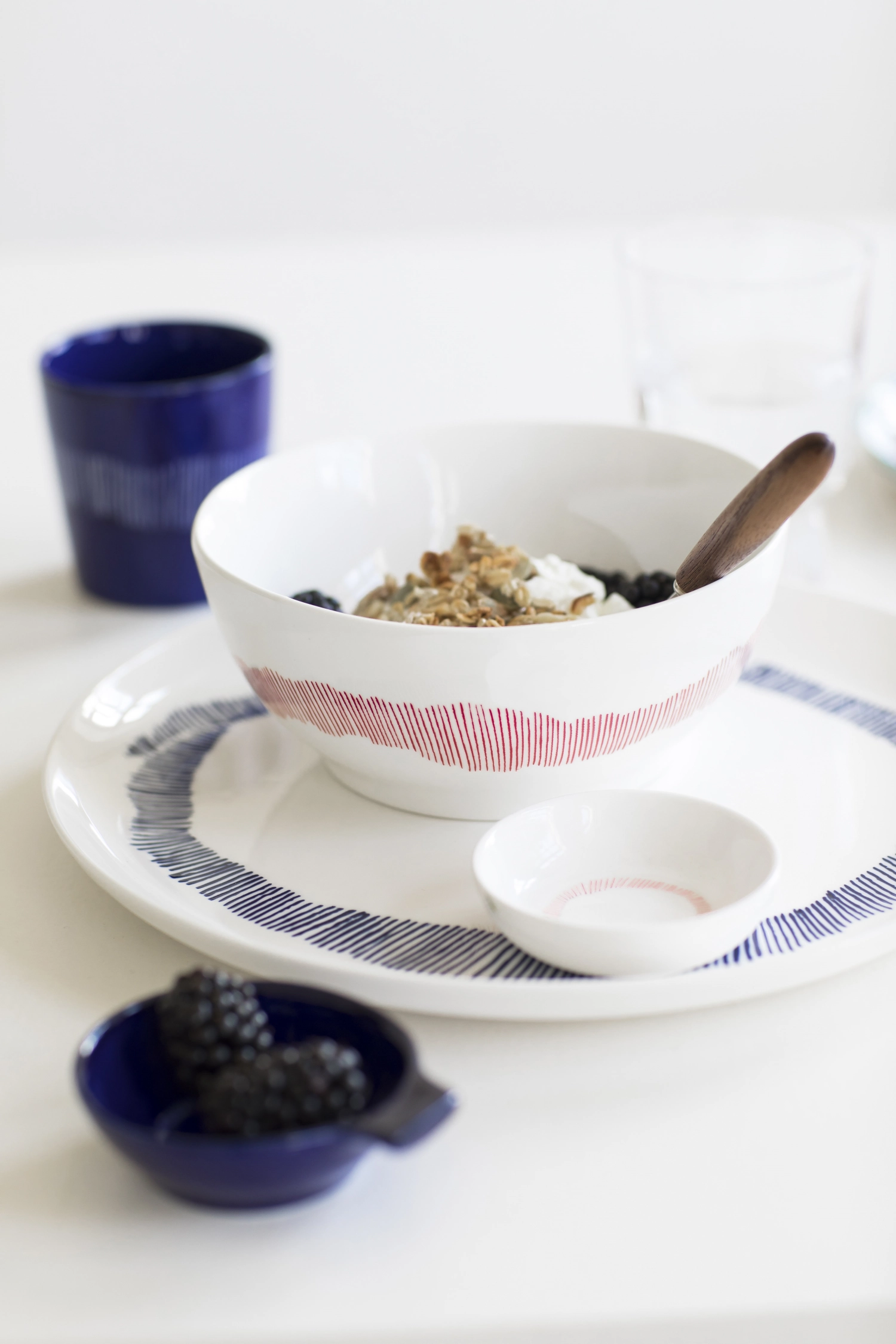 Otto. Feast Bol 16x16x7.5cm White Swirl-Stripes Red