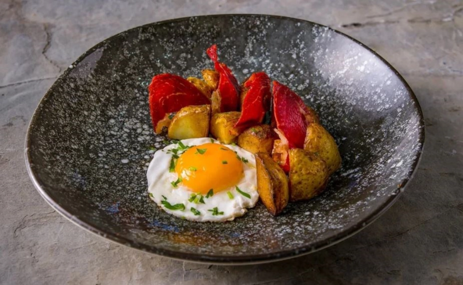 Cosmos Black Bloom Teller tief