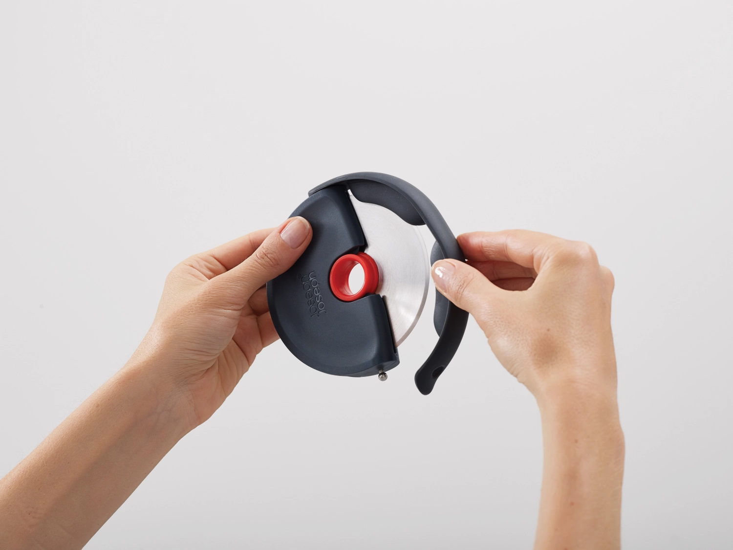 Disc roue à pizza avec protection en silicone, gris rouge