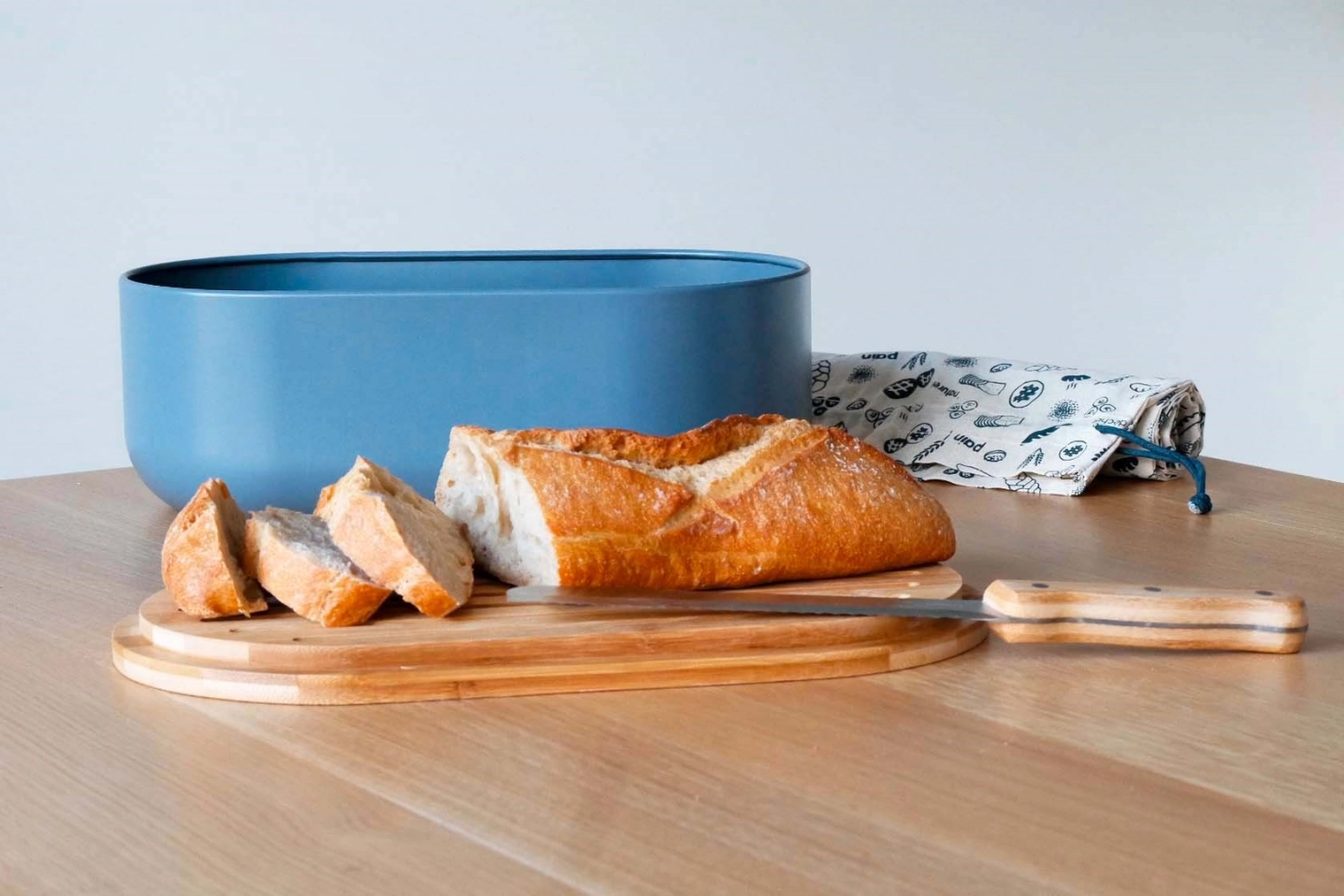 Pebbly boîte à pain avec tranchoir, couteau, sac à pain