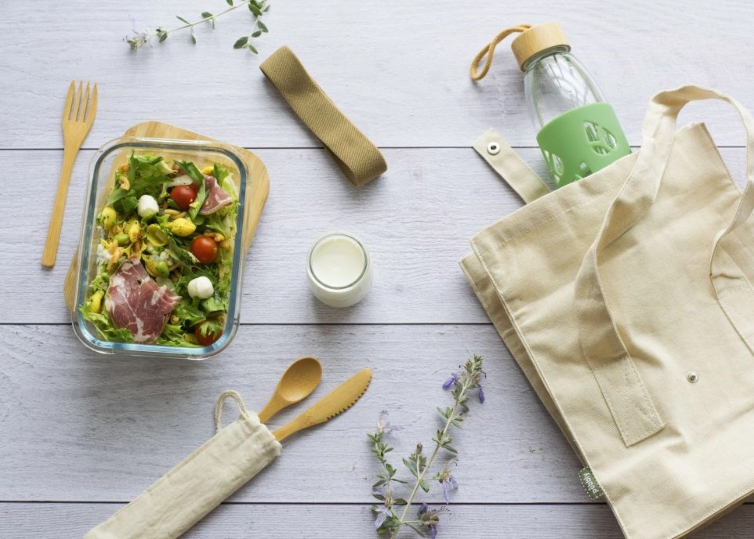 Lunchbox mit Bambusdeckel und Besteck