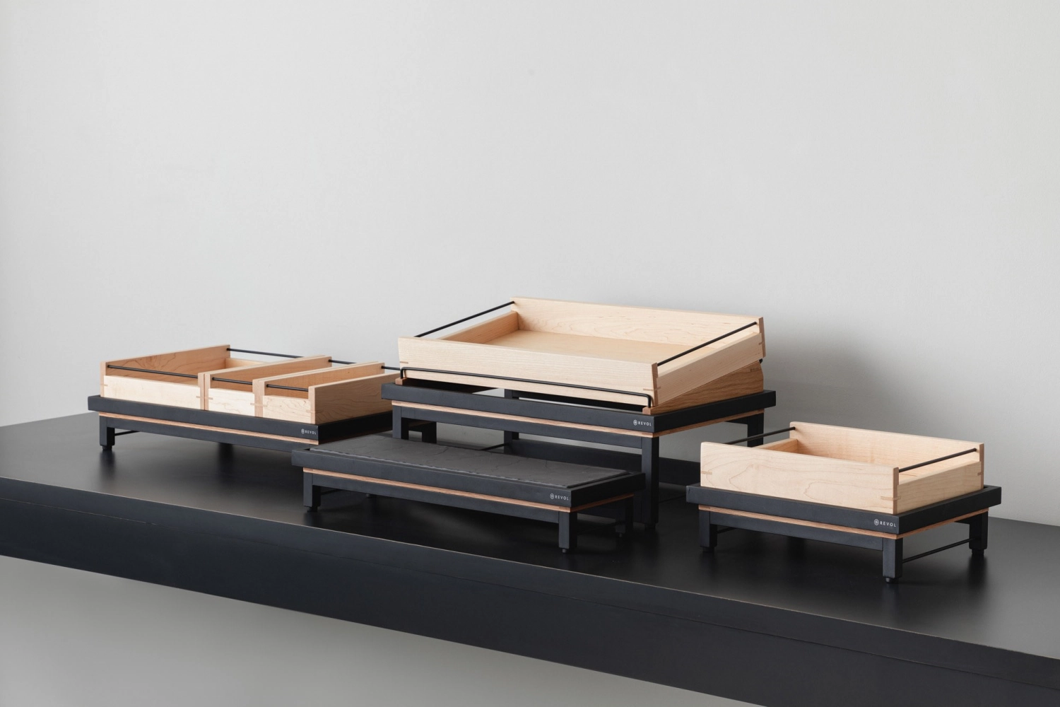 En scene rehausse pour gn 1/1 metal noir mat, cadre chêne