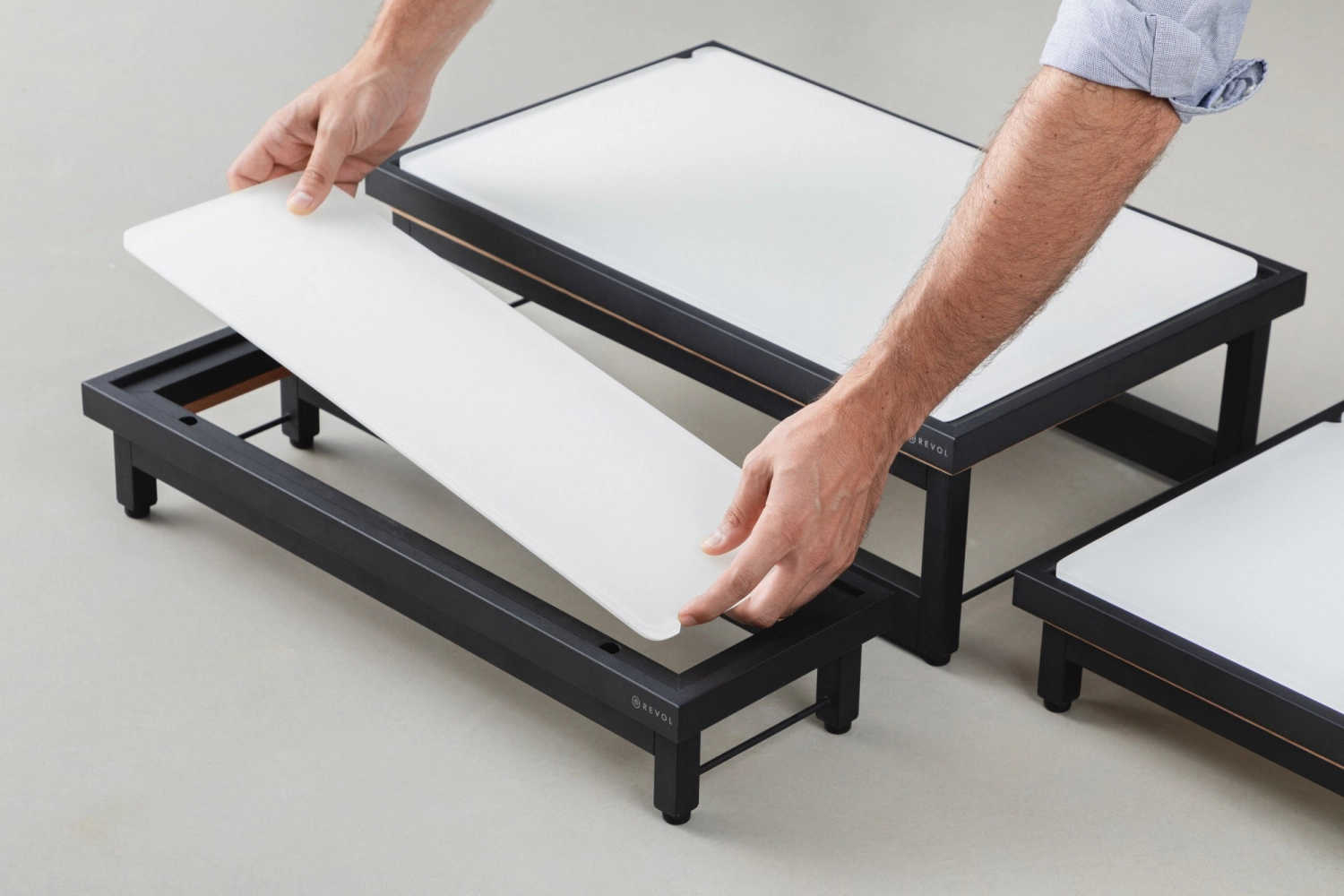 En scene rehausse pour gn 2/4 metal noir mat, cadre chêne