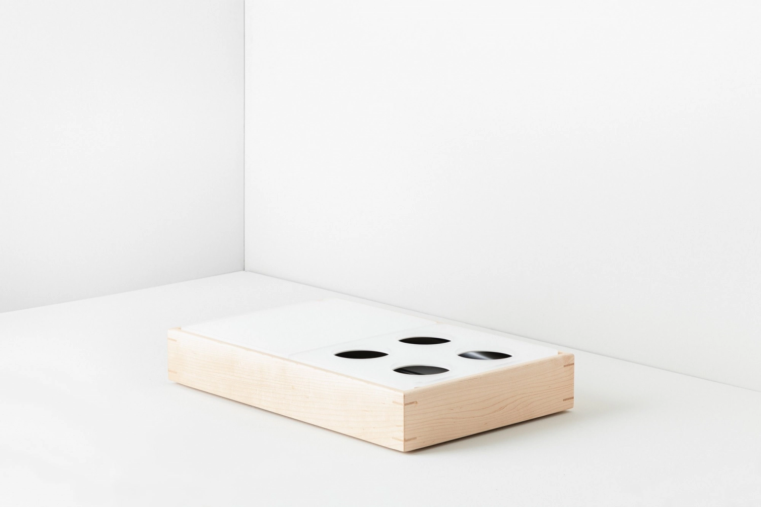 En scene plaque gn 1/2 pour 4 carafes/bout. nacryl blanc