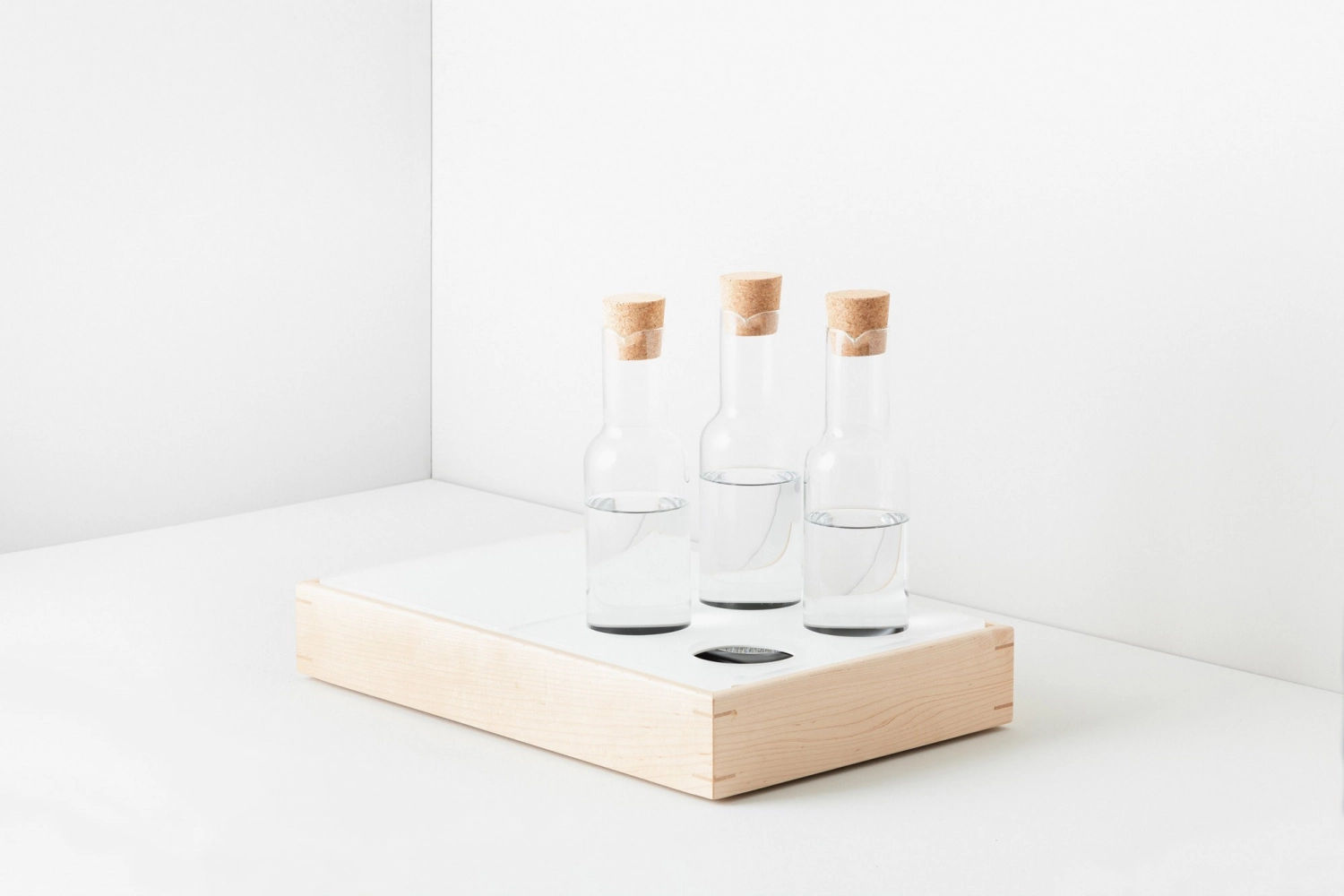 En scene plaque gn 1/2 pour 4 carafes/bout. nacryl blanc