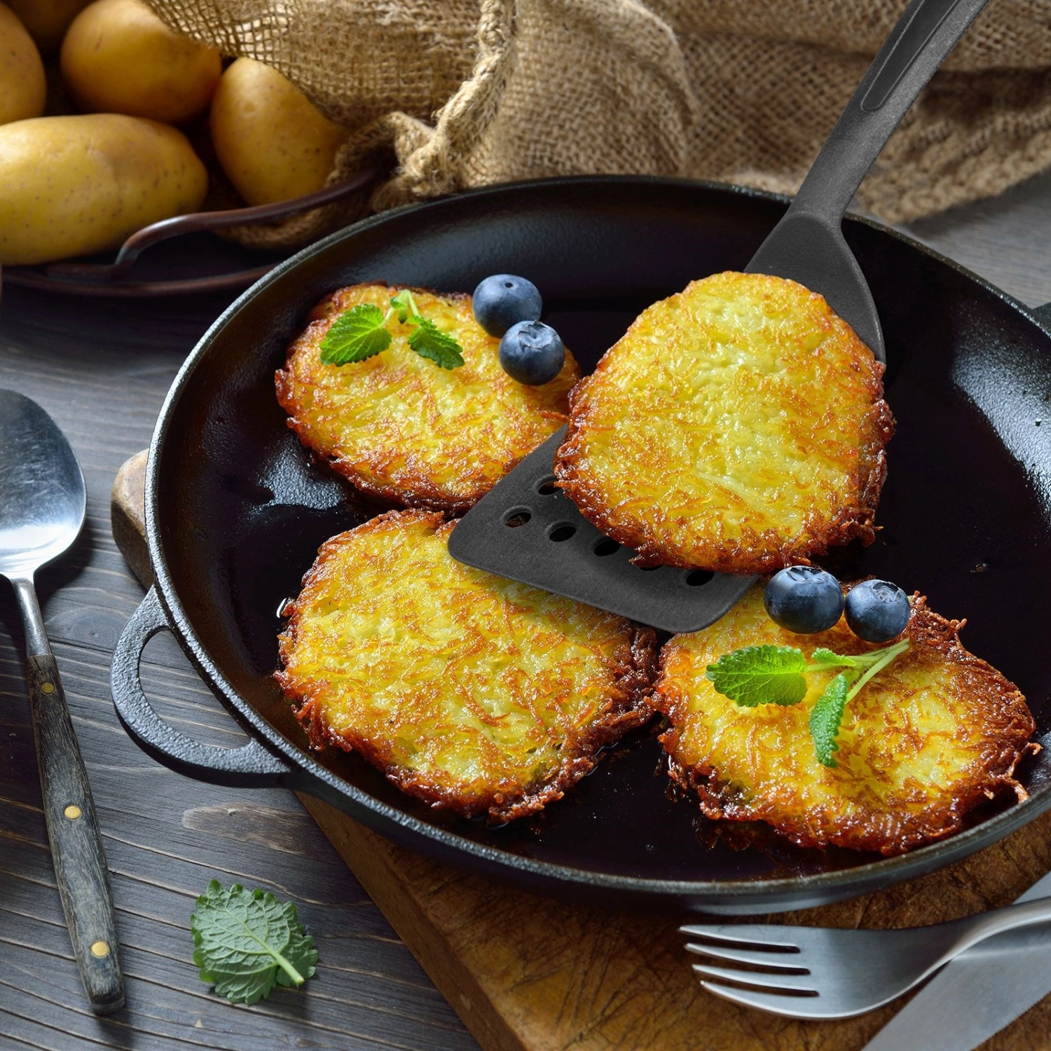 Crêpière gentle avec grand manche perforé