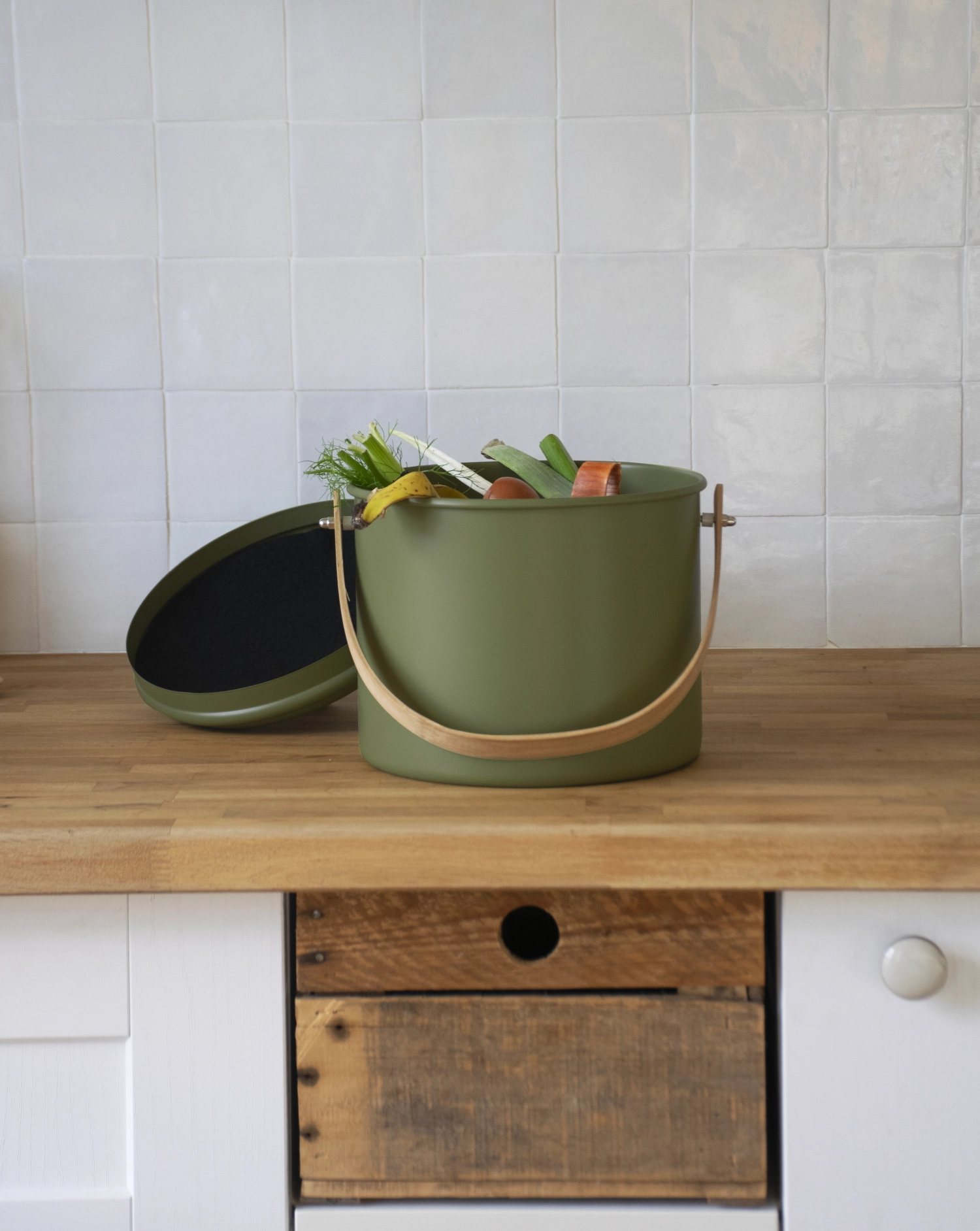 Bac à compost avec filtre à charbon