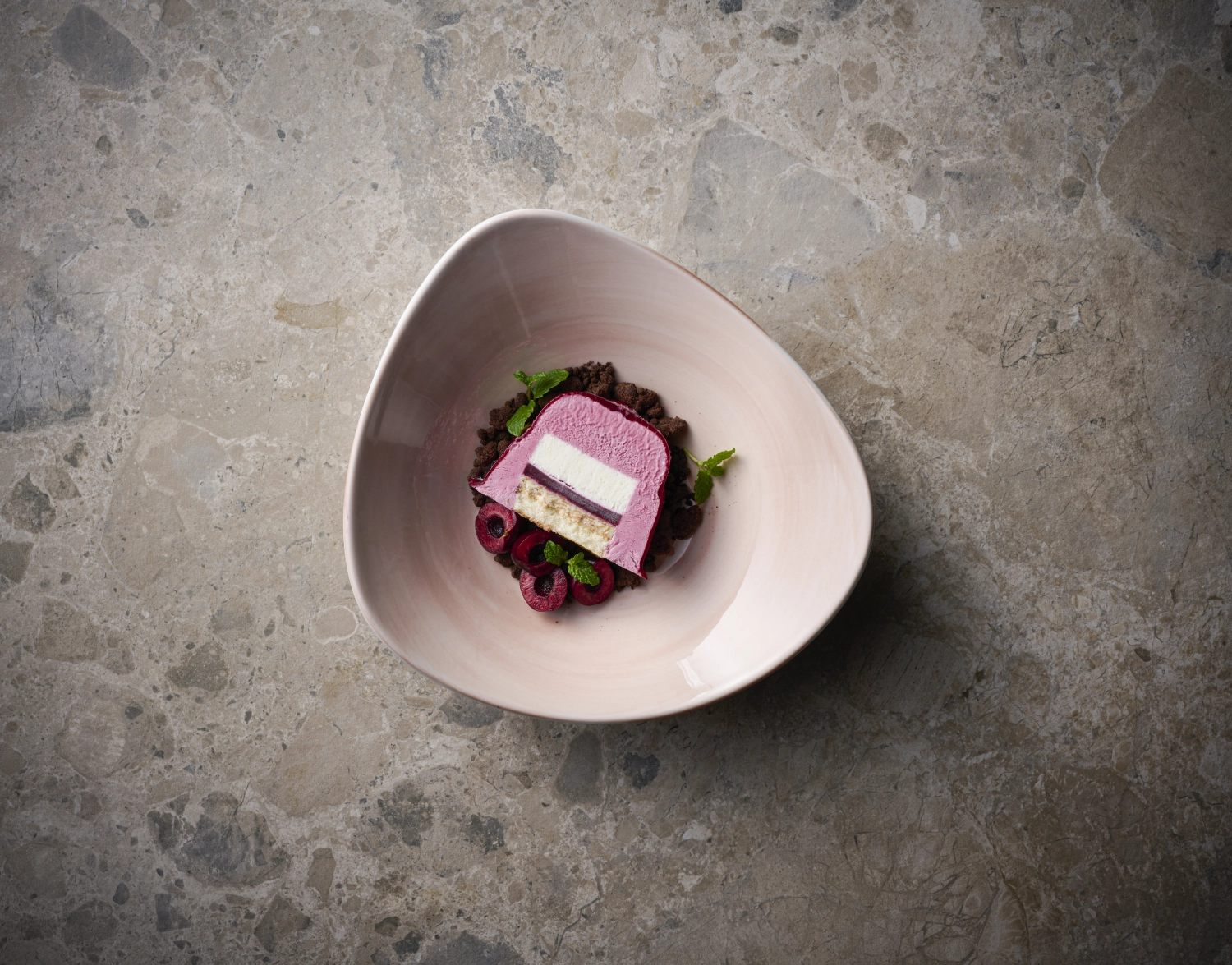 Stonecast Canvas Coral Assiette triangulaire creuse