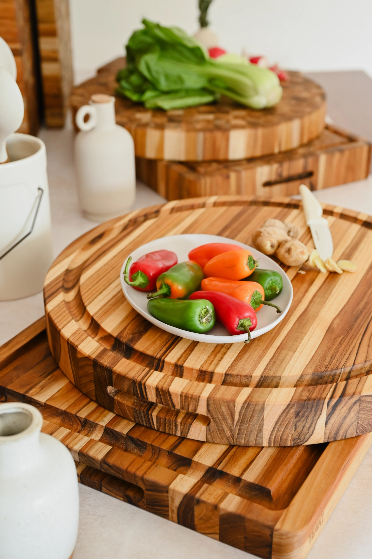 Traditional Schneidbrett mit Saftrille und Griffen