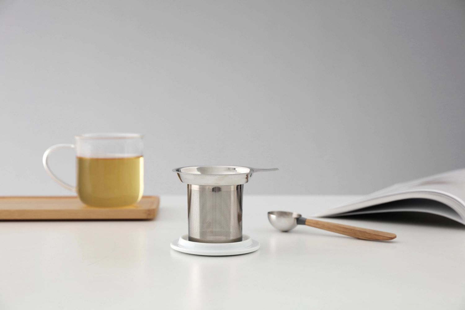 Minima passoire à thé avec couvercle céramique blanc