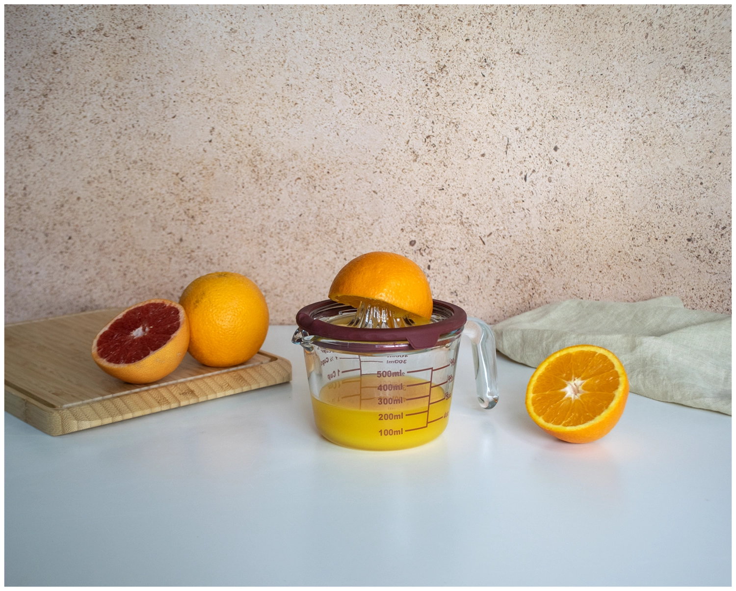 Tasse à mesurer avec extracteur de jus