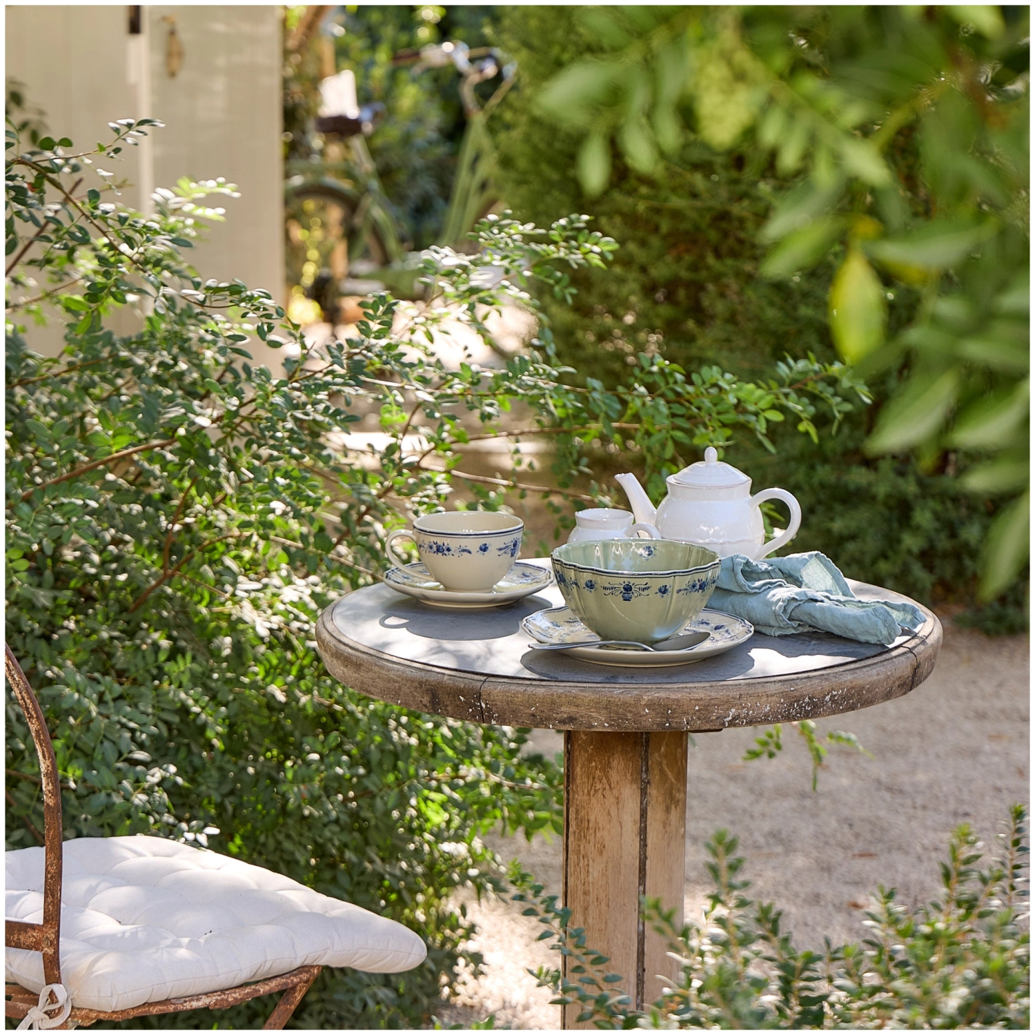 Vila tasse à thé et soucoupe