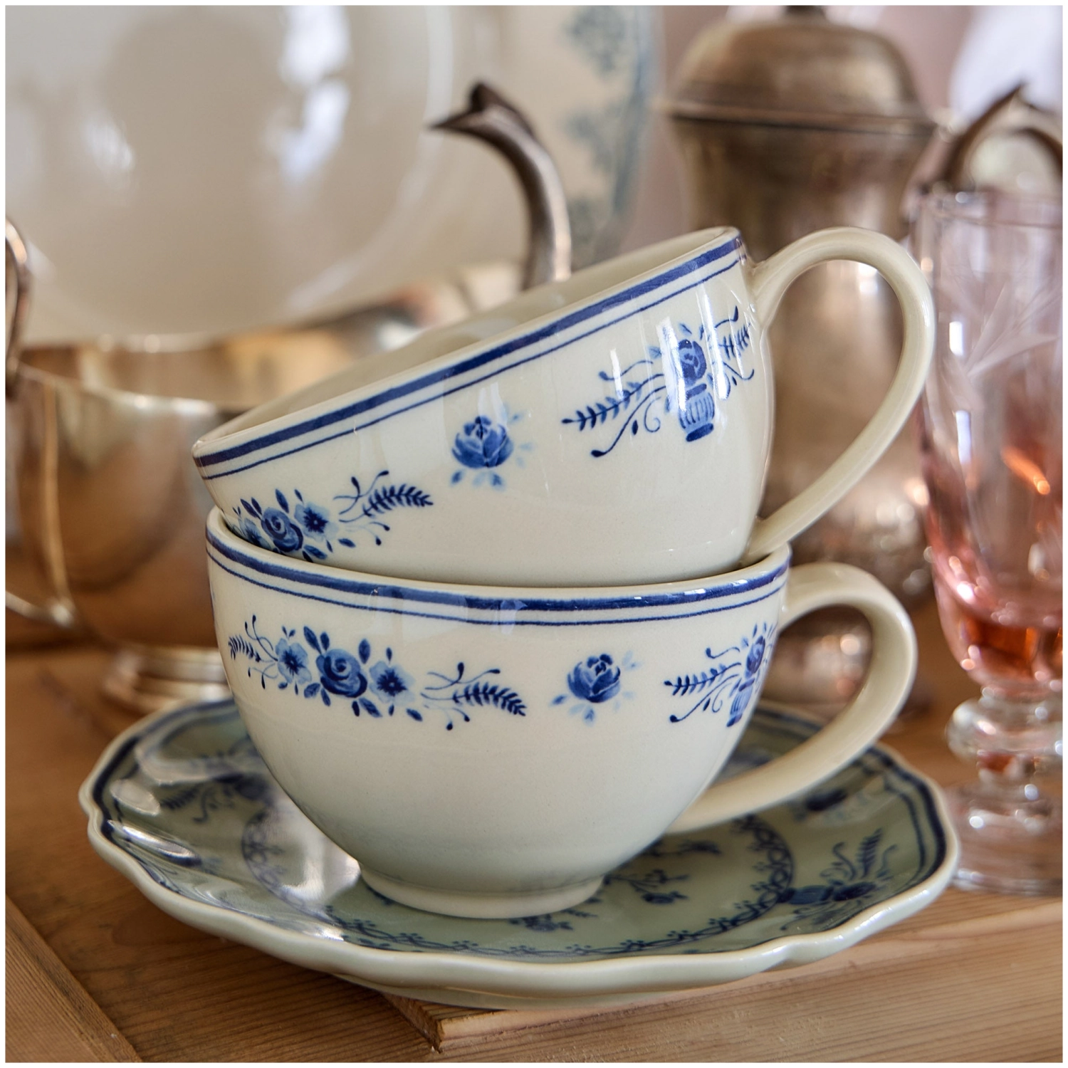Vila tasse à thé et soucoupe