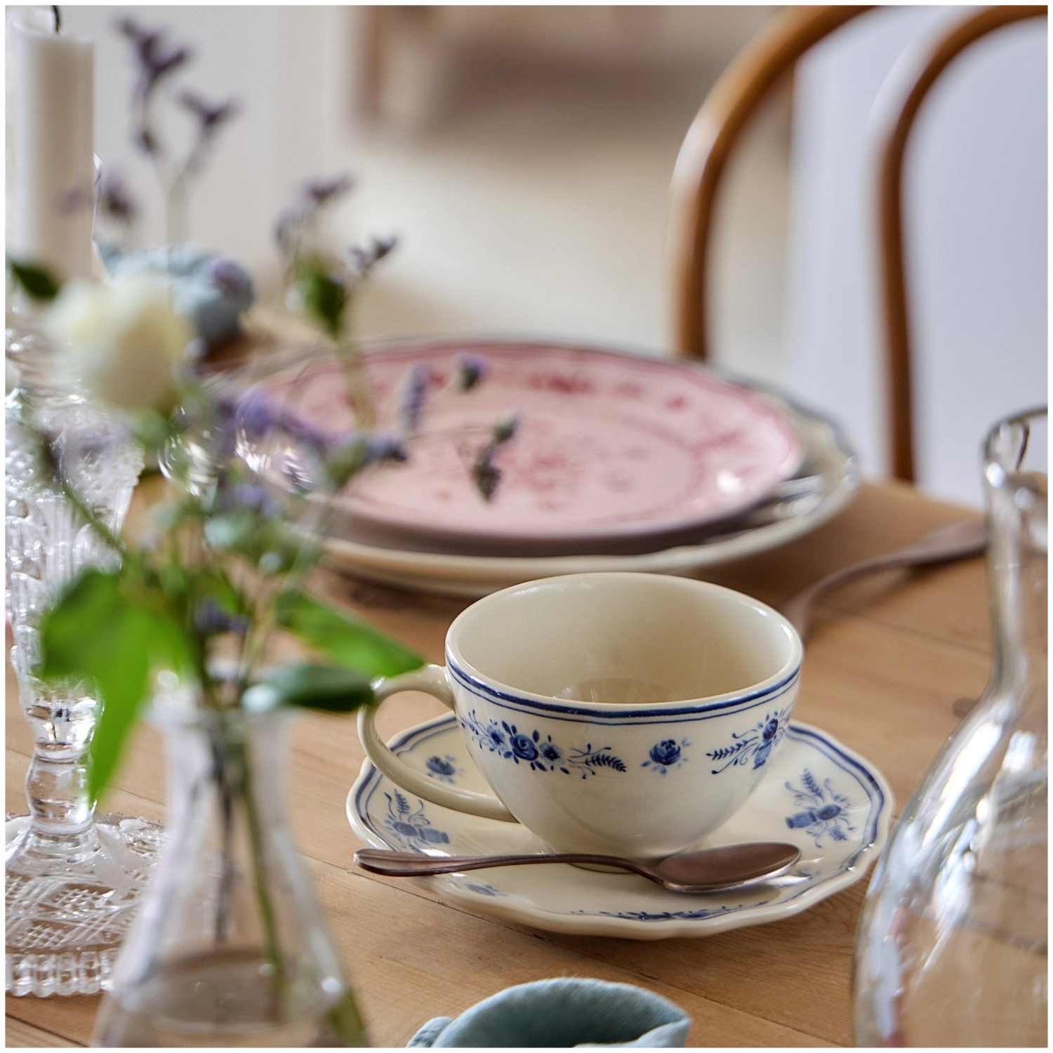 Vila tasse à thé et soucoupe
